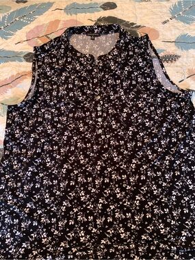 Ava & Grace Black Sleeveless Floral 1/4 Button-Front Top